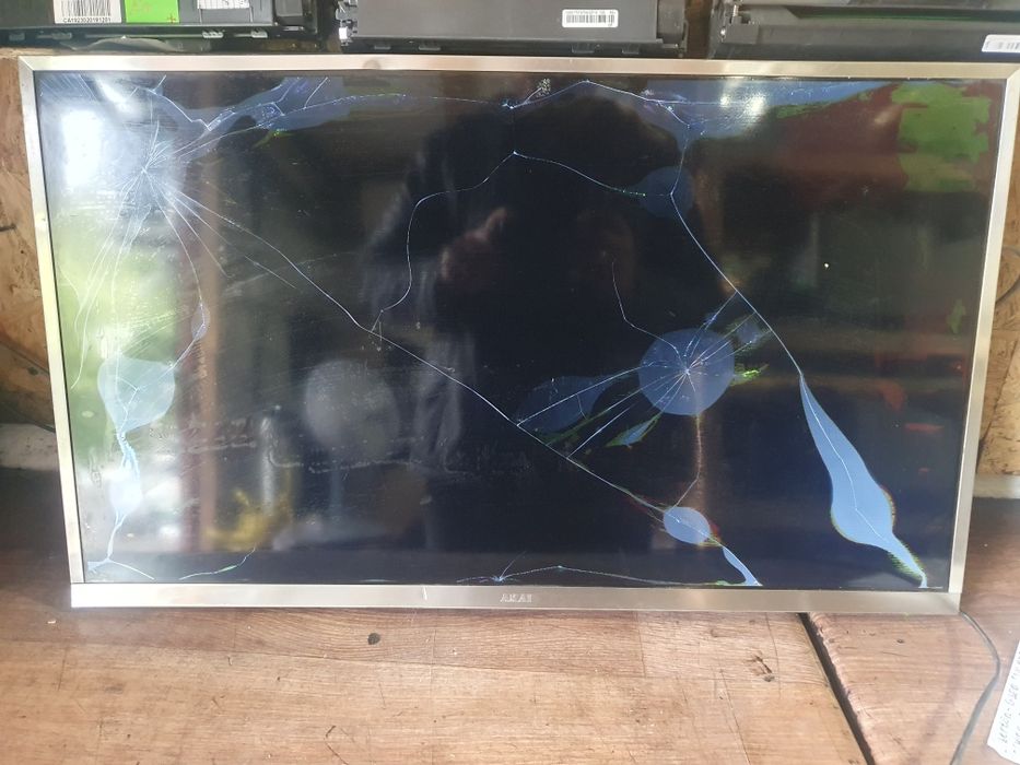 Телевізор AKAI UA32LEM1T2SM Бита Матриця 32"