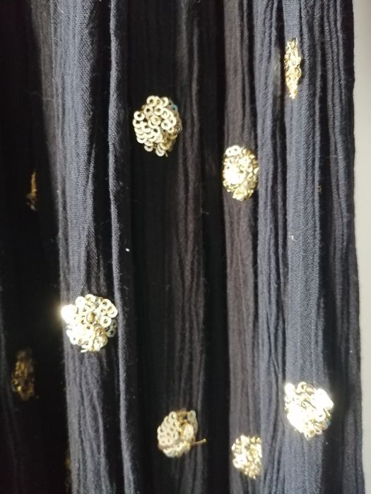 Vestido preto com detalhes dourados