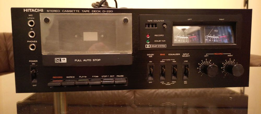 HITACHI magnetofon kasetowy D-220