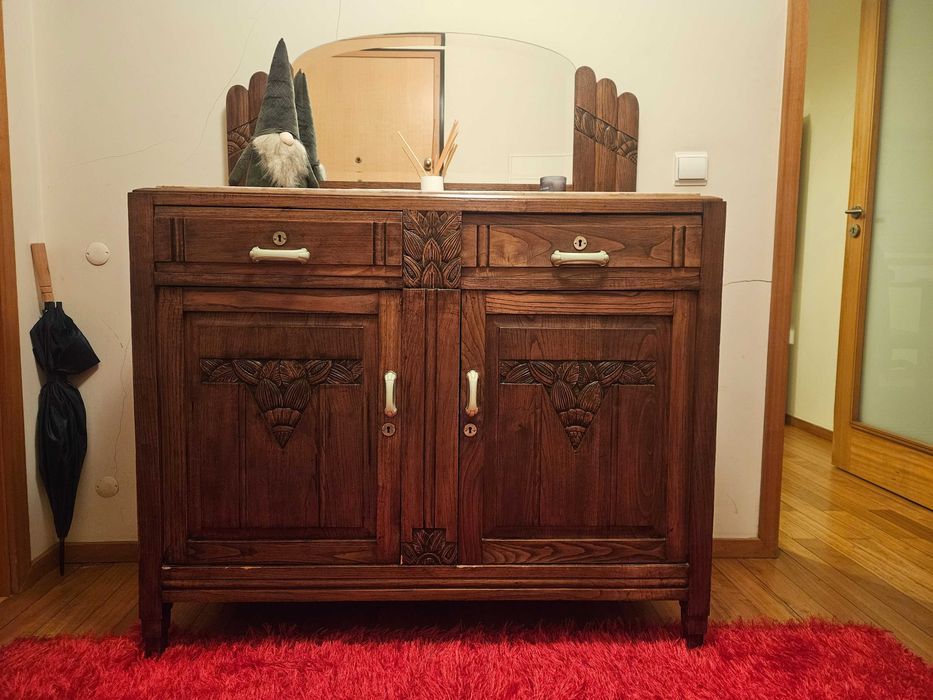 Móvel antigo com detalhes