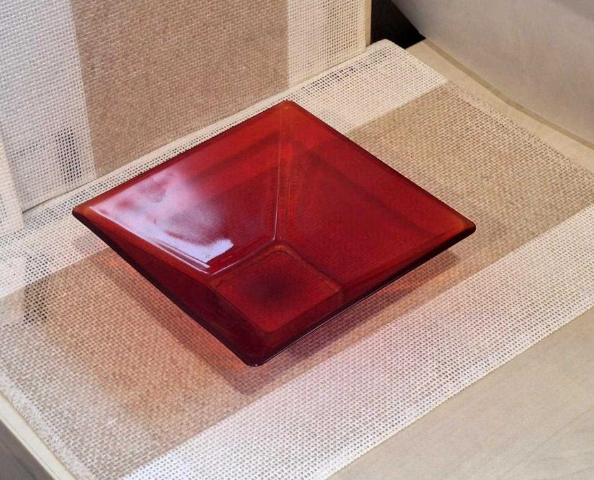 Średniej wielkości kwadratowa czerwona szklana Miska, owocerka, patera