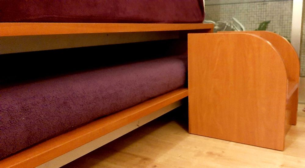 CAMA DUPLA prática e linda, com escadinha de apoio seguro.