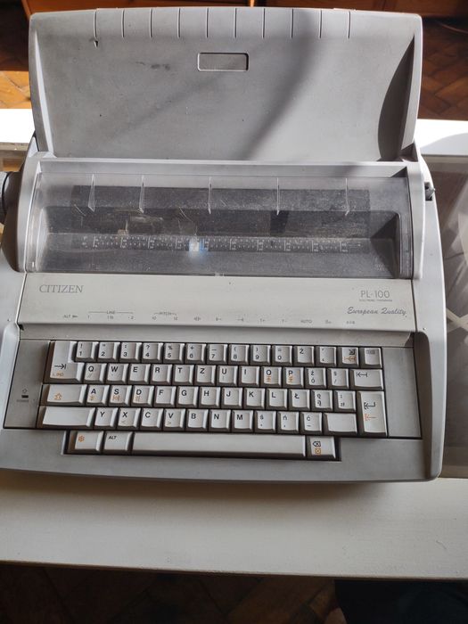 Elektroniczna maszyna do pisania Citizen PL-100.