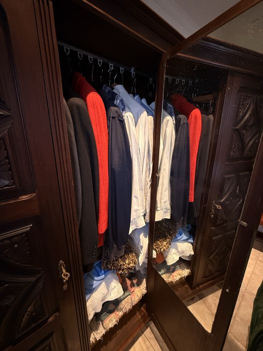 Guarda-Fatos Roupeiro de madeira maciça com espelho e gavetões