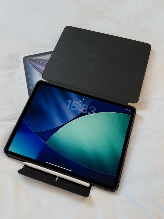 Ipad Air 13” M3 (2025) 128 GB Wi-Fi Space Gray + etui ESR Rebound 350