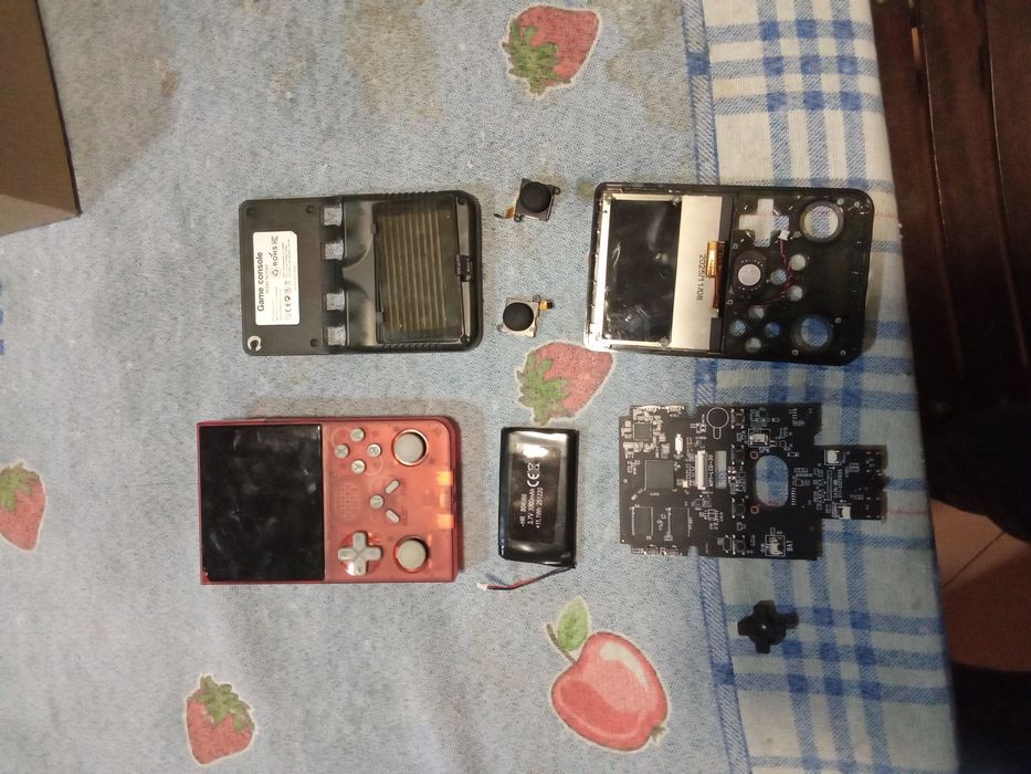 Lote Consolas Retro para Peças — R40S (Inteira) + R36S (Desmontada)
