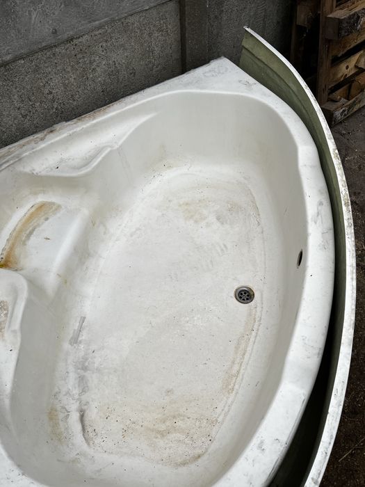 Wanna narożna z maskownicą