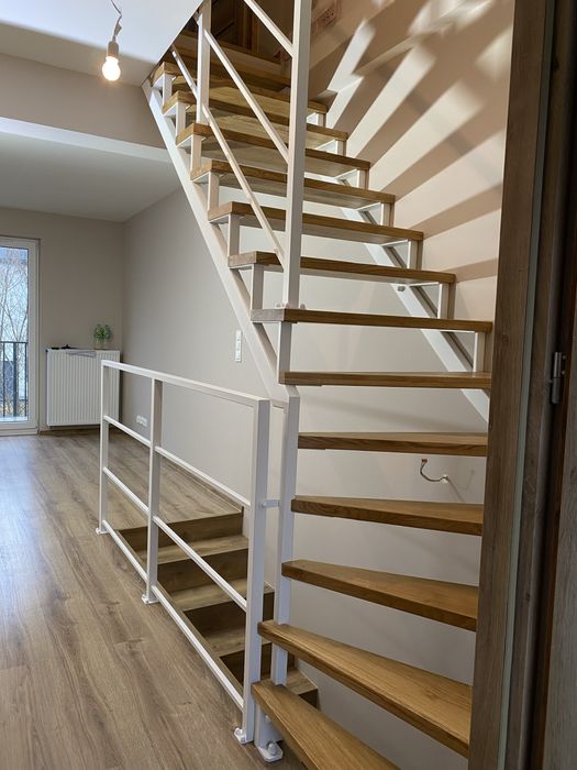 Schody metalowe, stalowe, nowoczesne, loft, na jednej belce, samonośne