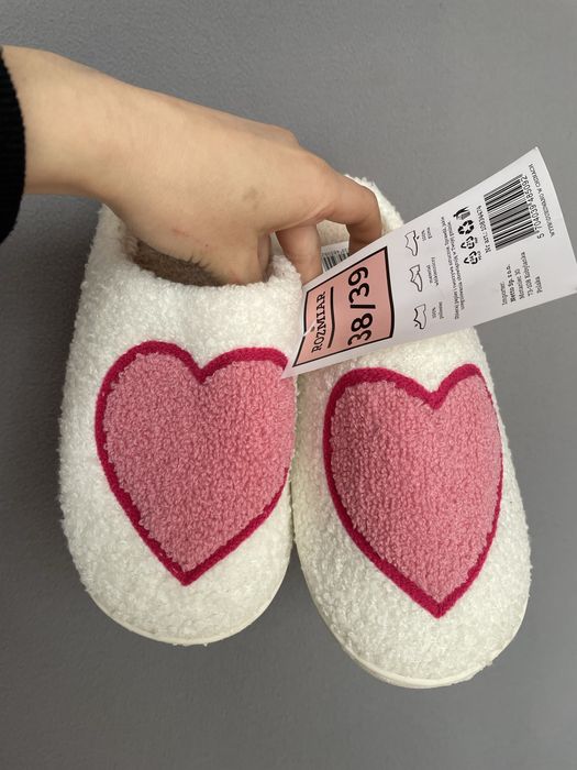 Śliczne miękkie ciepłe kapcie w serduszka