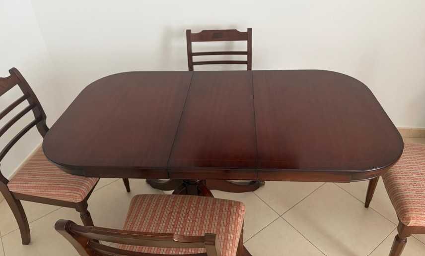 Mesa de madeiras e cadeiras