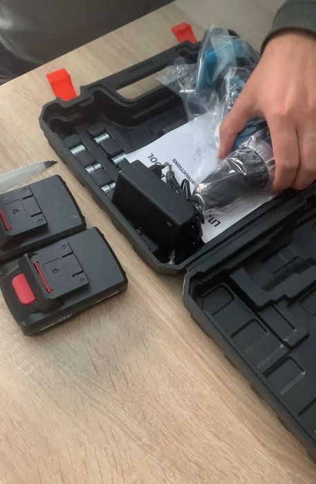 Parafusadora 18v nova na caixa, como as fotos mostram.