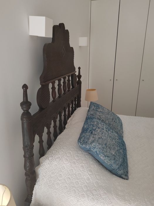 Cama antiga de madeira com cabeceira trabalhada e colchão recente  incluído – estilo tradicional português