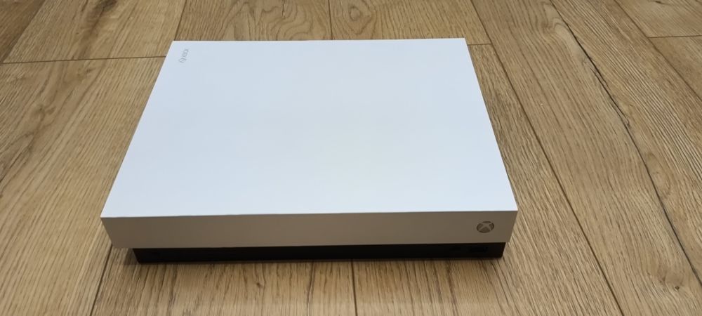 XBOX ONE X 1TB Robot White Special Edition z sleevem