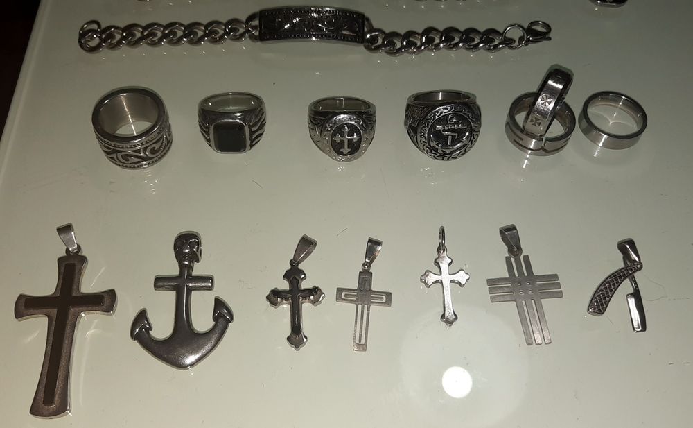 Anéis, pulseiras e medalhas para colares