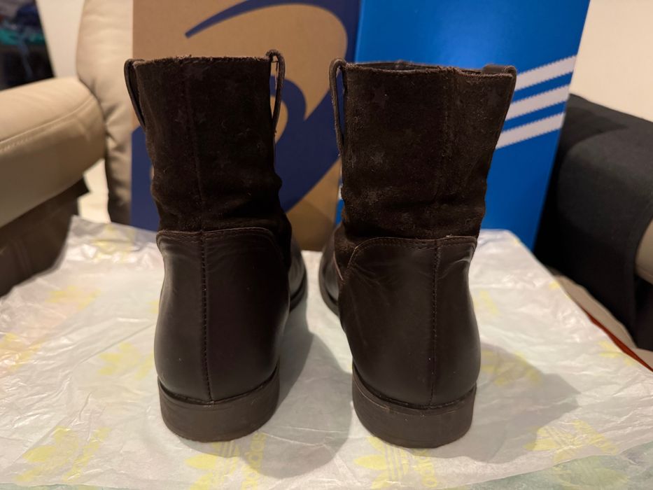 Botas de pele e camurça