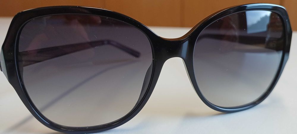 Óculos de Sol com caixa da marca ESCADA