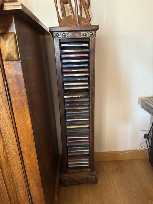 Móvel de Cd’s castanho