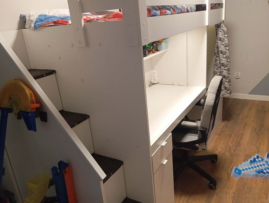 Łóżko piętrowe z biurkiem