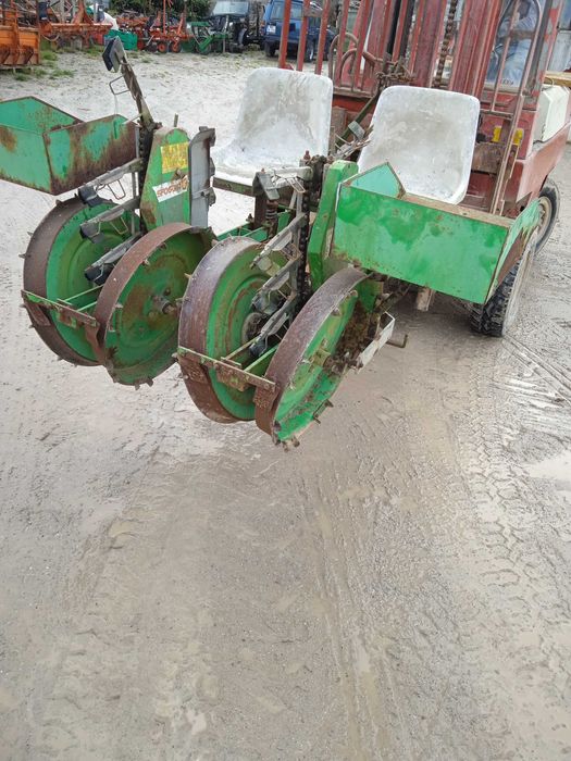 Várias alfaias agrícolas