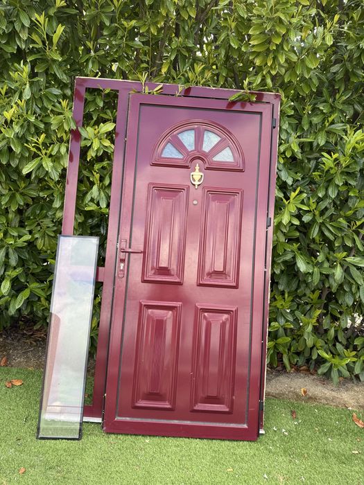 Porta de Entrada em alumini com lateral de cor vermelho vinho