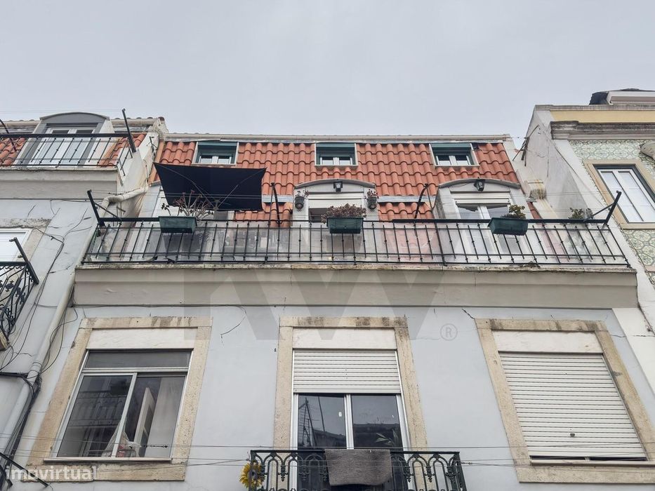 Vende-se T3 na Calçada de Santana com vista Rio Tejo e cidade Lisboa