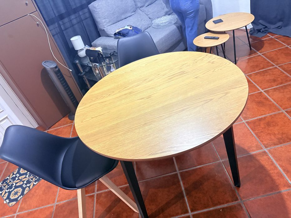 Mesa com 2 cadeiras