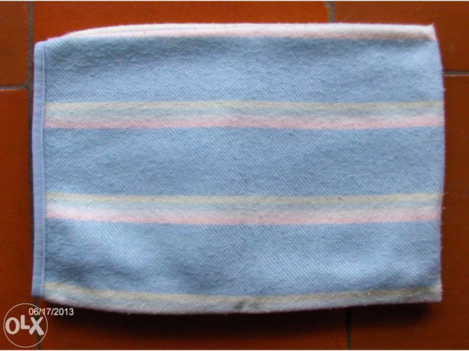 Manta bebé azul clara com risca rosa e verde claro