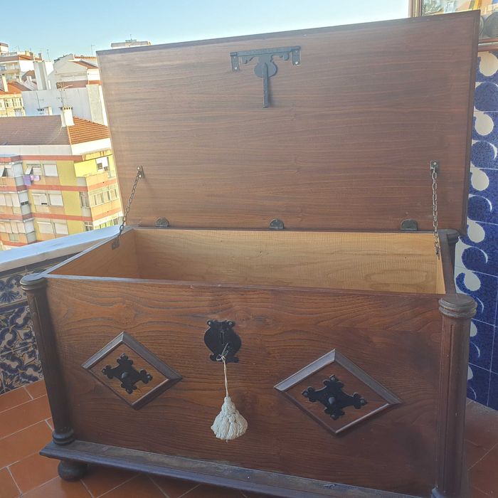 Baú em madeira de castanho