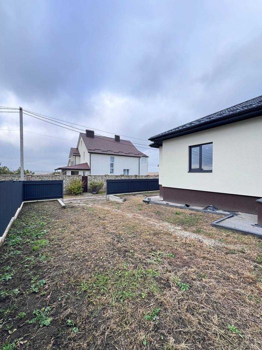 Продаж сучасного одноповерхового будинку з частковим ремонтом.