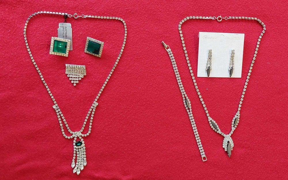 bijuteria de cristal, perolas e aço dourado.