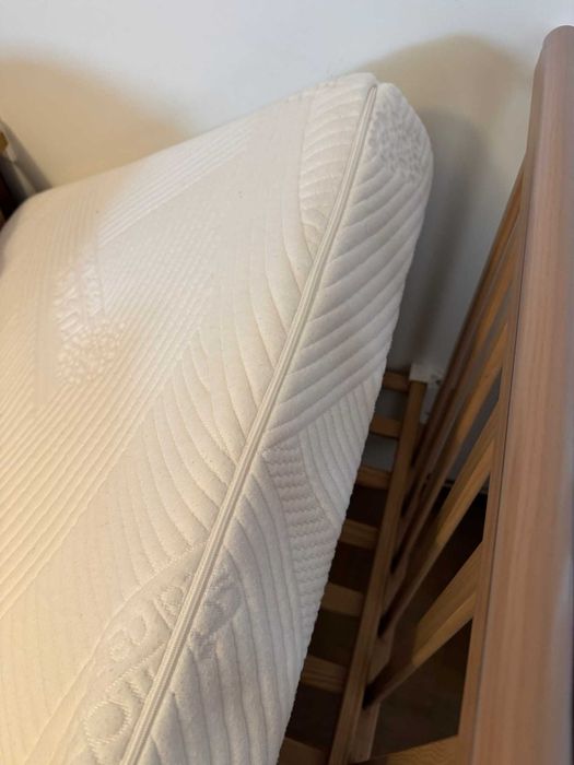 Berço com lateral amovível e colchão ikea em excelente estado