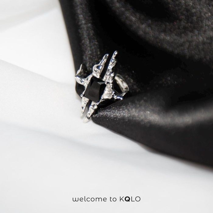 Anel Prateado Massivo com Pedra Preta – Design Estético e Moderno