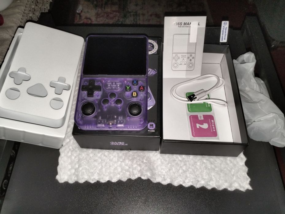 Consola retro portátil R36S  de 64gb é da cor roxa
