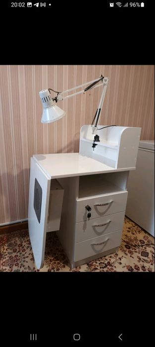 Стіл для манікюрних робіт