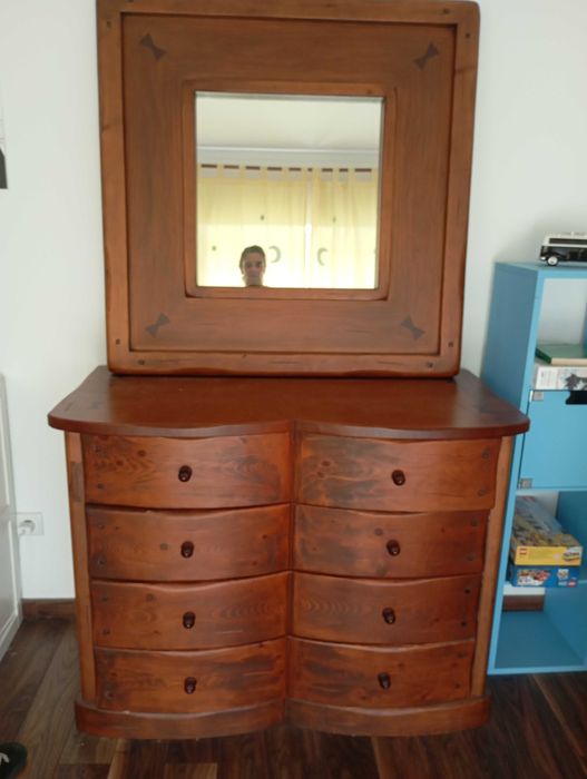 Comoda de madeira maciça de 4 gavetas e espelho.