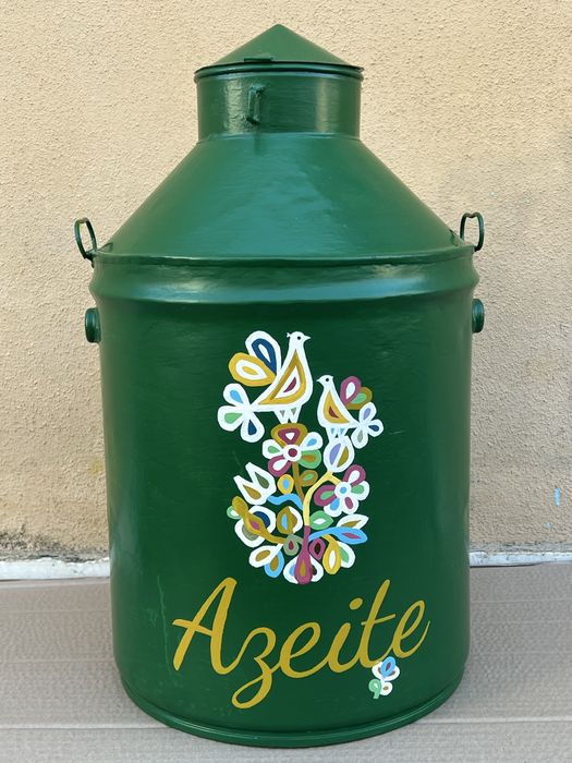 Pote de azeite antigo recuperado