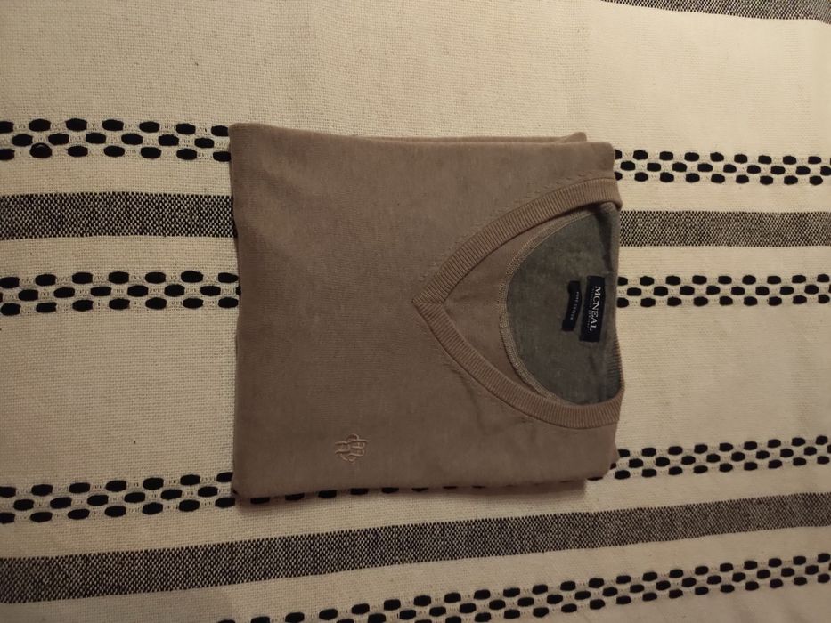 Beżowy bawełniany sweter w serek