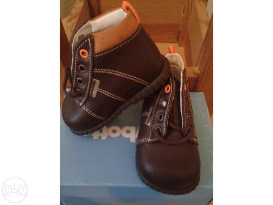 Venda de sapatos e fitas de cabelo