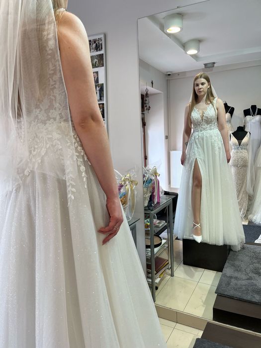 Suknia ślubna z rozcięciem