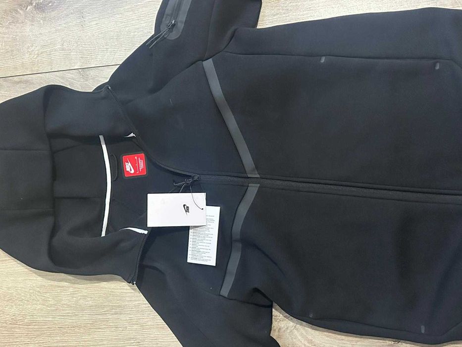 Orginalne dresy NIKE Tech