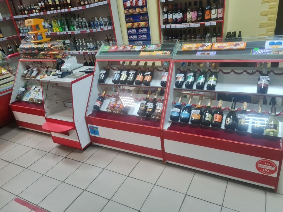 Прилавки та холодильні вітрини