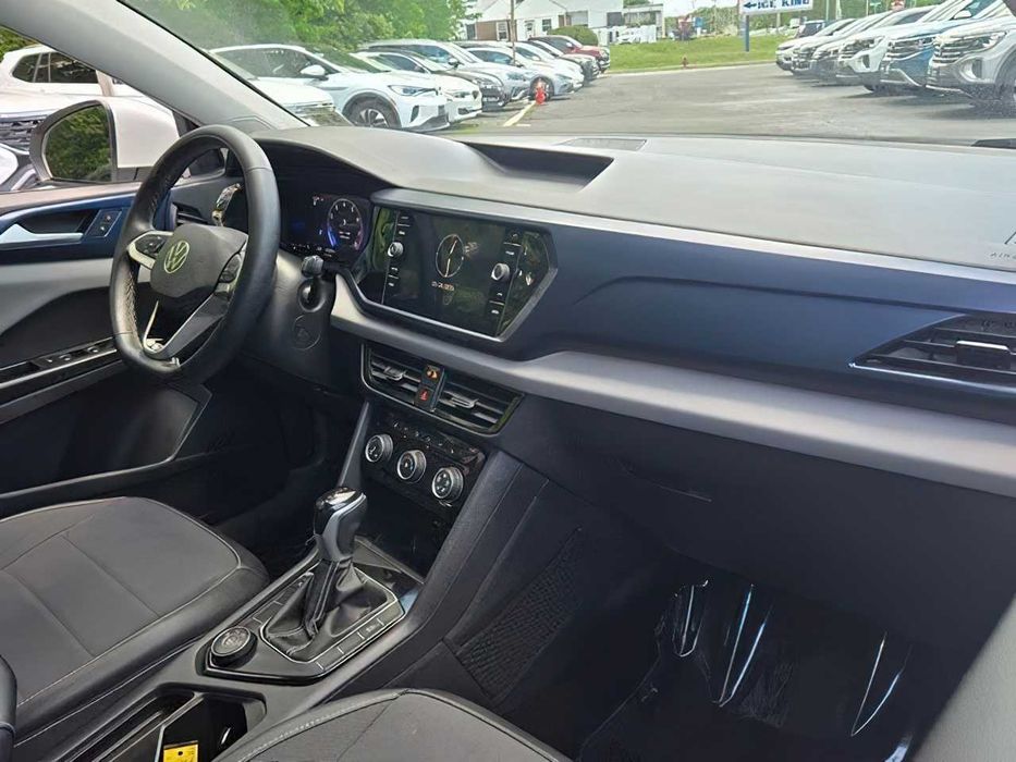 Volkswagen Taos      2024