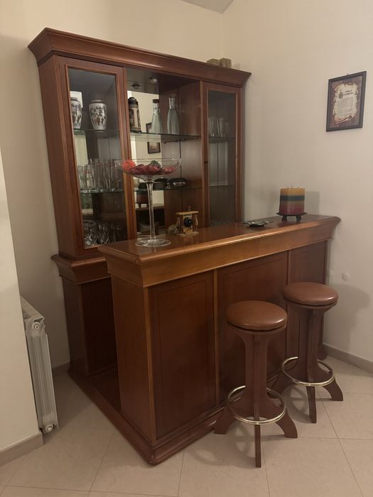 Bar cerejeira com estrado, electrificado e dois bancos
