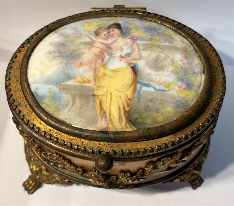 Magnífico antigo guarda joias francês em bronze com amorosa pintura à lupa “Amor e Psique” sobre porcelana
