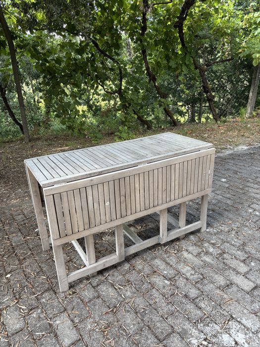 Conjunto de Móveis de Jardim em Madeira – Mesa + 4 Cadeiras + 2 Mesas Dobrável