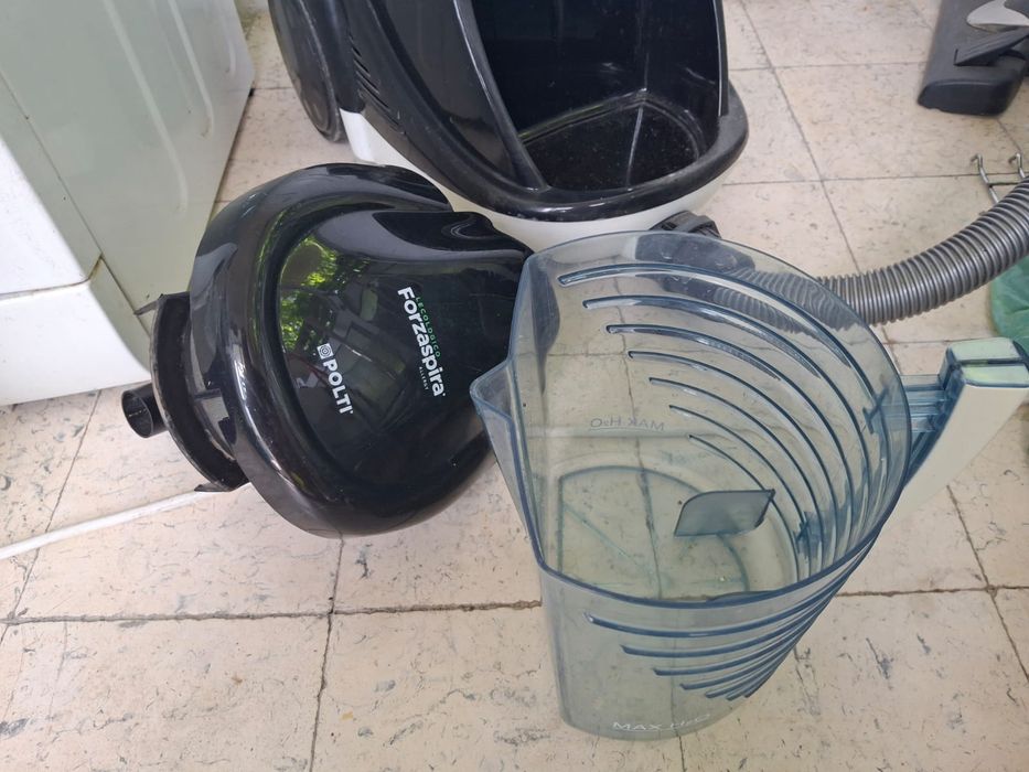 Aspirador com depósito de água