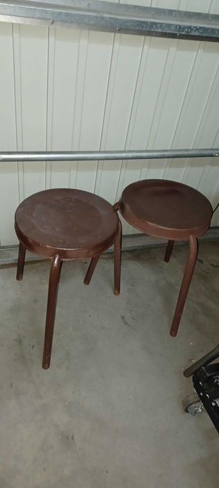 2 bancos redondos em metal