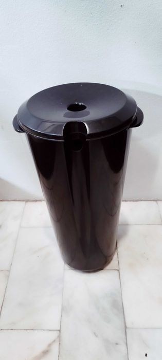 Rampa para lavar cabeças para acamados com depósito e chuveiro.