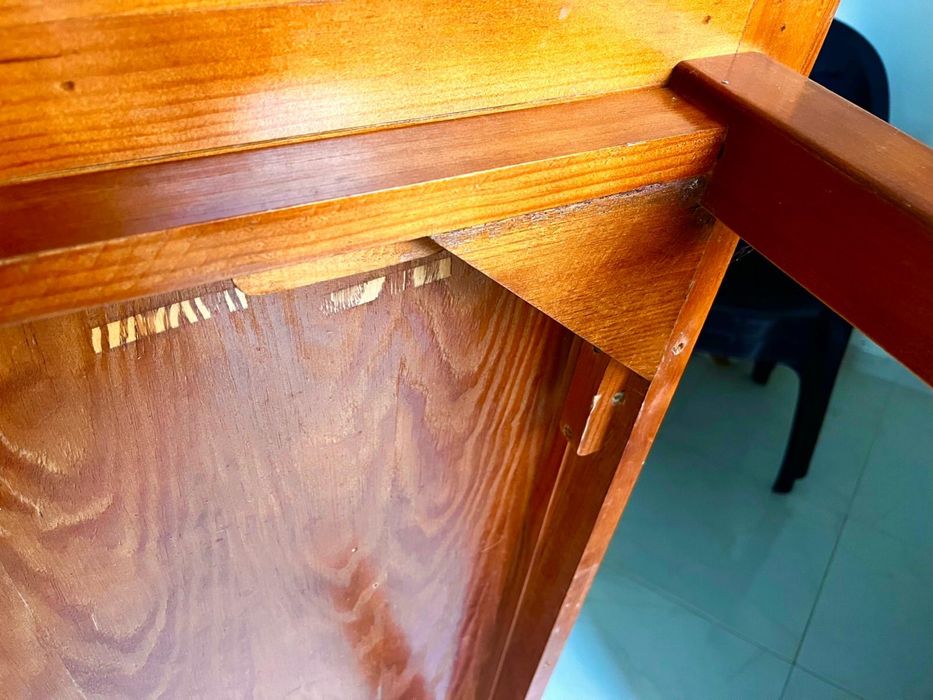 Mesa de centro (sala) em pinho e cor de mel com 1,20x80,5 e 46cm de altura.Está na Salema.