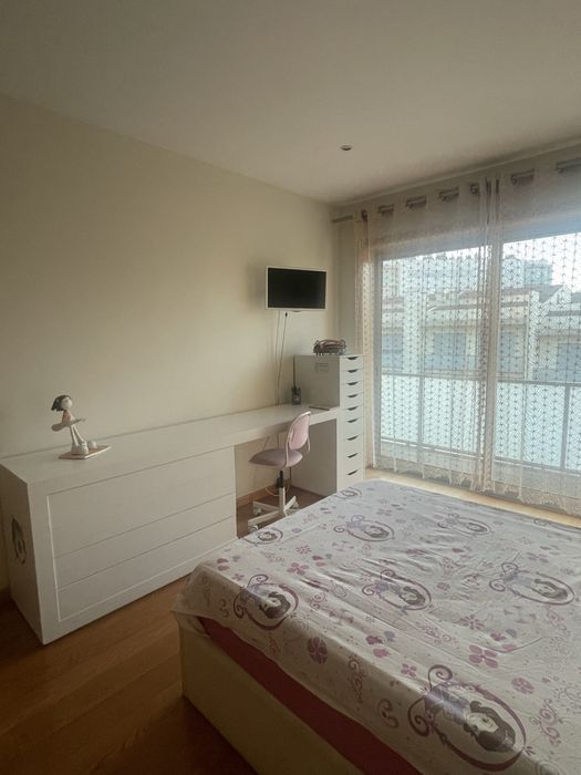 Quarto completo com cama e mobilia